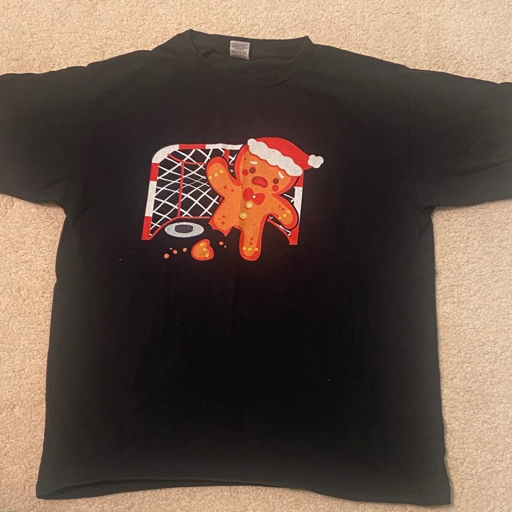 Youth L Black T-Shirt with Gingerbread Hockey Design